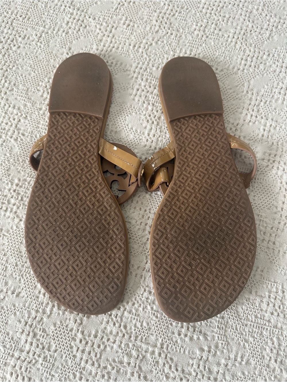 Tory Burch Patent Miller Logo Toe-Thong Sandals in Camel - Picture 3 of 14
